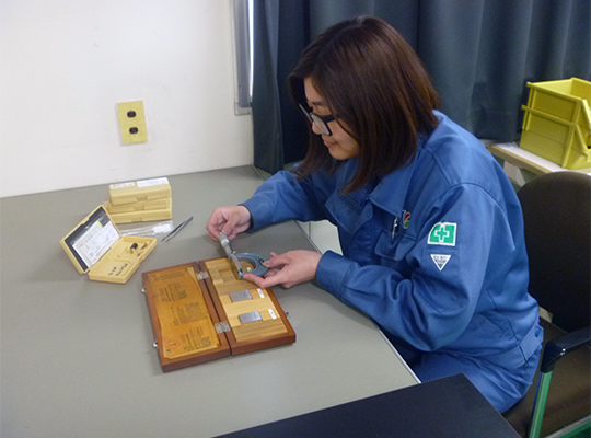 試験機器の点検や校正作業